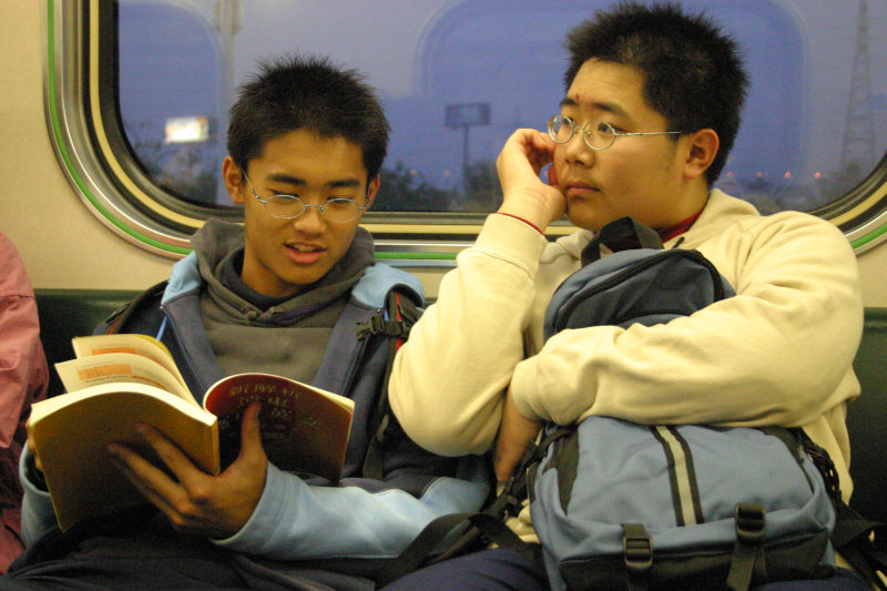 台灣鐵路旅遊攝影電車-區間車交談的旅客2005攝影照片274