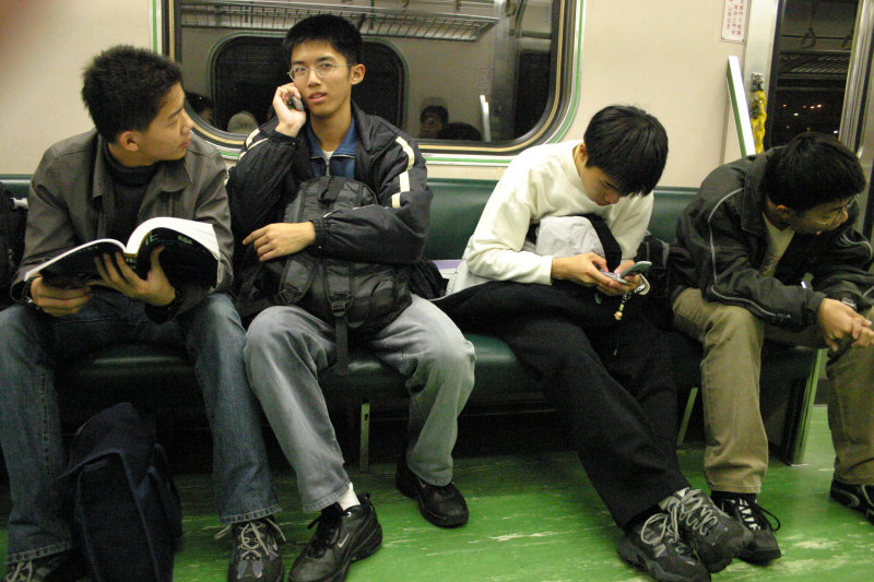 台灣鐵路旅遊攝影電車-區間車交談的旅客2005攝影照片275