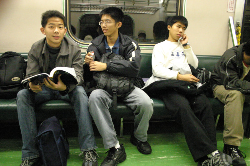 台灣鐵路旅遊攝影電車-區間車交談的旅客2005攝影照片276