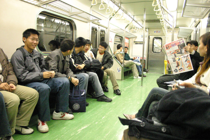 台灣鐵路旅遊攝影電車-區間車交談的旅客2005攝影照片277