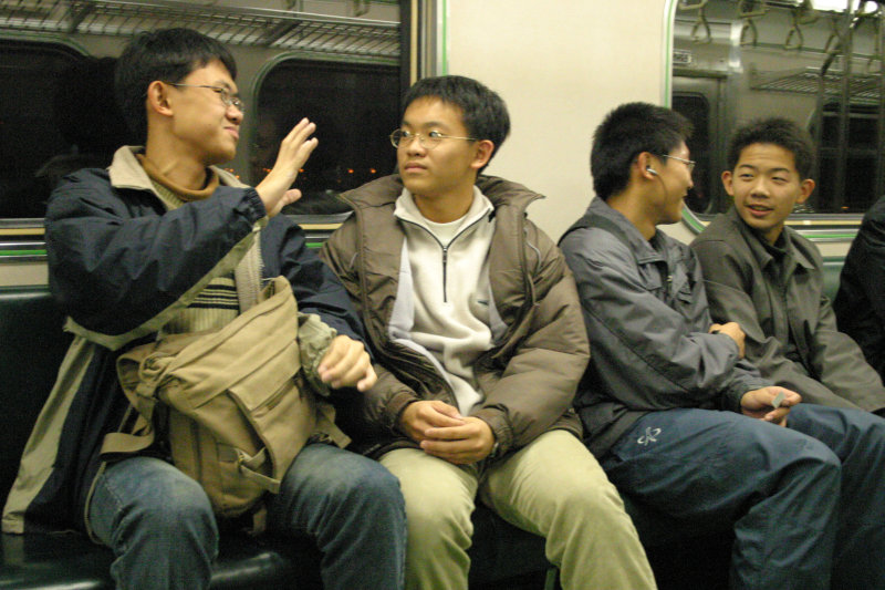 台灣鐵路旅遊攝影電車-區間車交談的旅客2005攝影照片279
