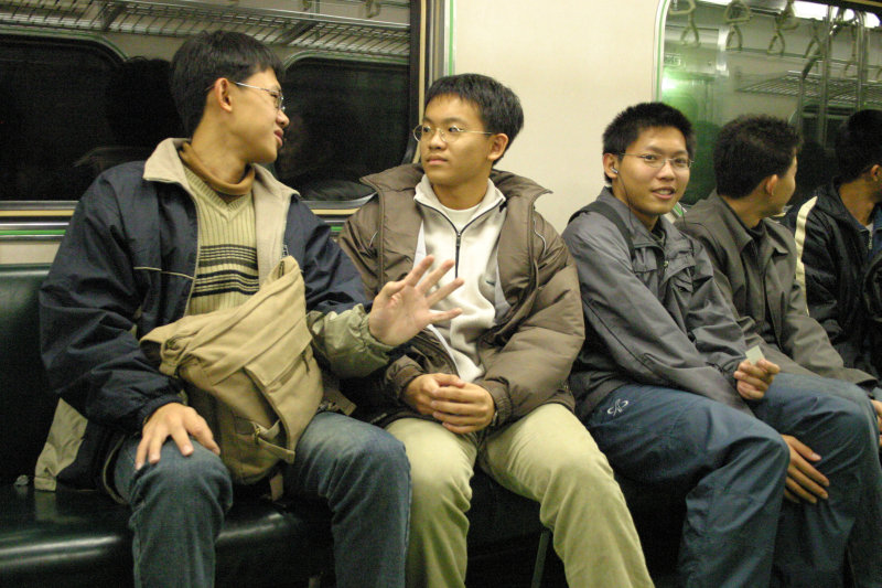 台灣鐵路旅遊攝影電車-區間車交談的旅客2005攝影照片280
