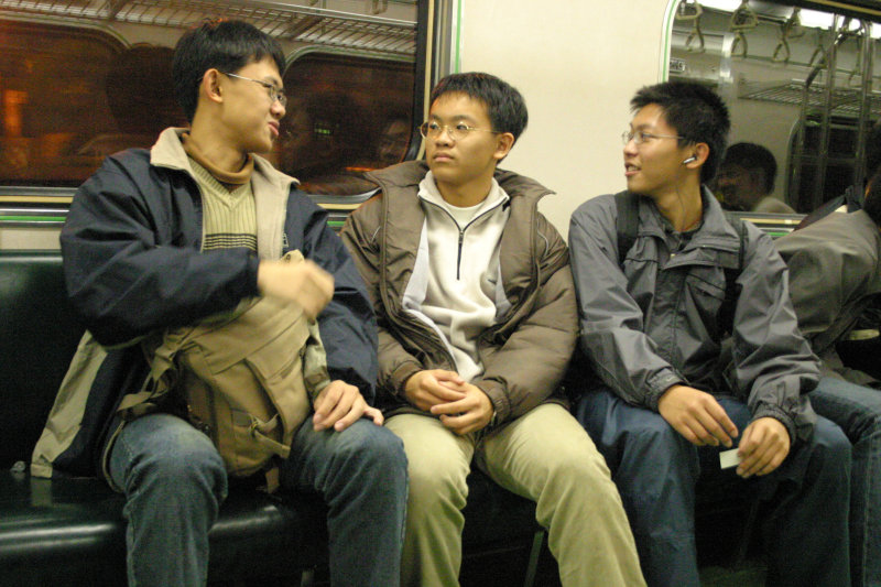 台灣鐵路旅遊攝影電車-區間車交談的旅客2005攝影照片281