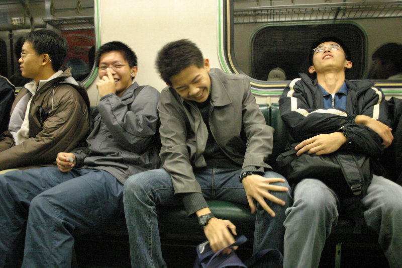 台灣鐵路旅遊攝影電車-區間車交談的旅客2005攝影照片283