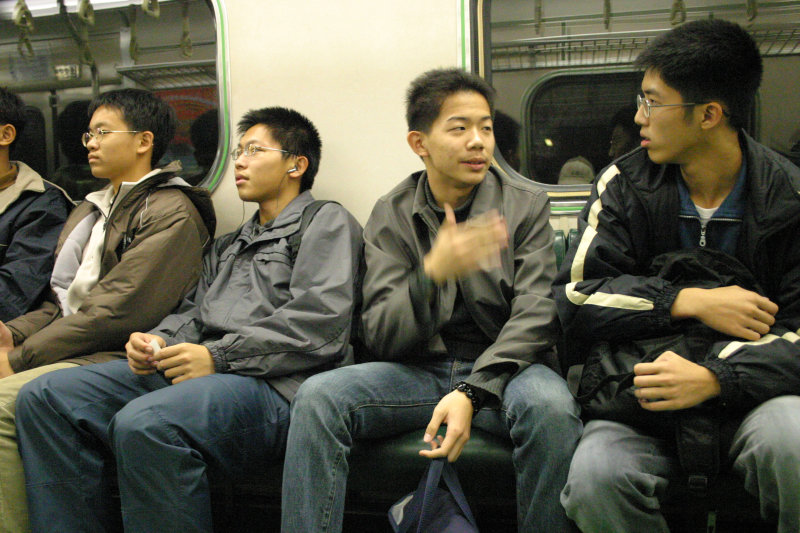 台灣鐵路旅遊攝影電車-區間車交談的旅客2005攝影照片284
