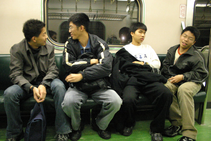 台灣鐵路旅遊攝影電車-區間車交談的旅客2005攝影照片285