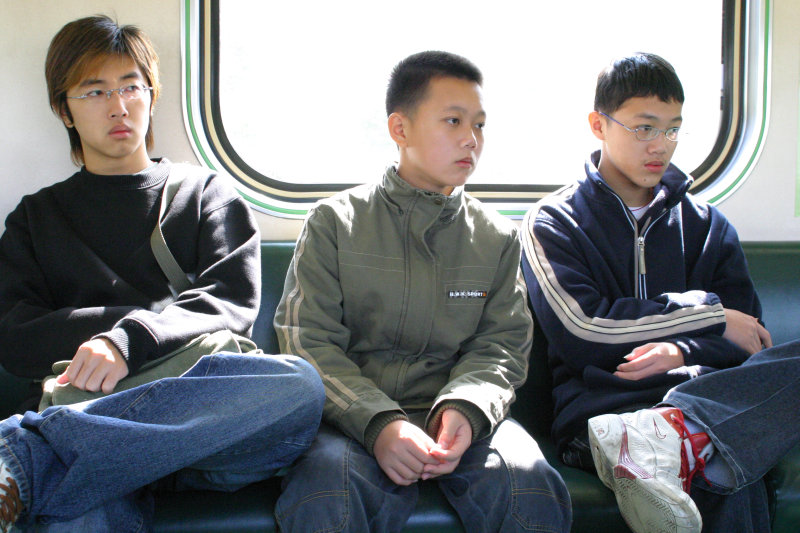 台灣鐵路旅遊攝影電車-區間車交談的旅客2005攝影照片286