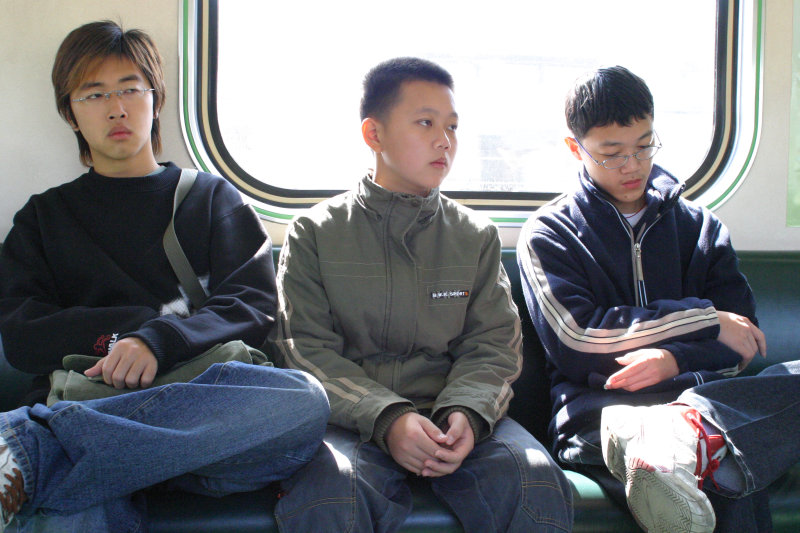 台灣鐵路旅遊攝影電車-區間車交談的旅客2005攝影照片287