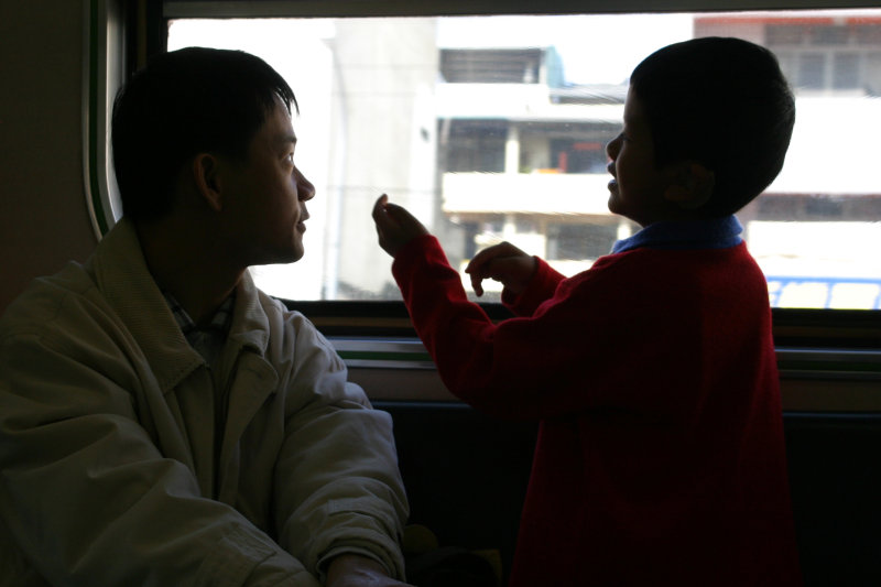 台灣鐵路旅遊攝影電車-區間車交談的旅客2005攝影照片289