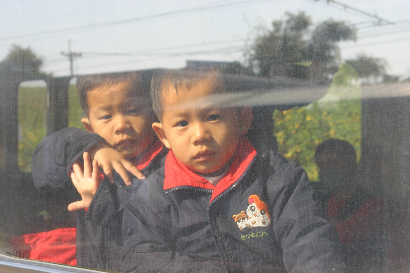 台灣鐵路旅遊攝影電車-區間車交談的旅客2005攝影照片295