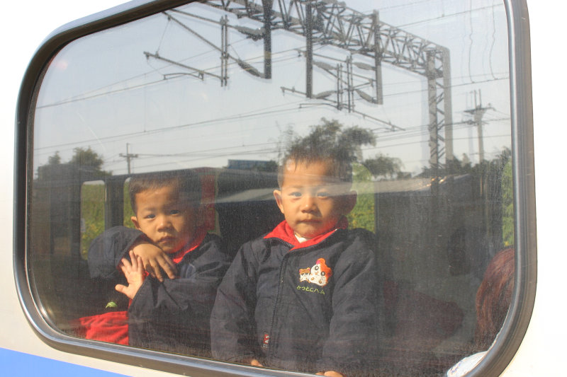 台灣鐵路旅遊攝影電車-區間車交談的旅客2005攝影照片296