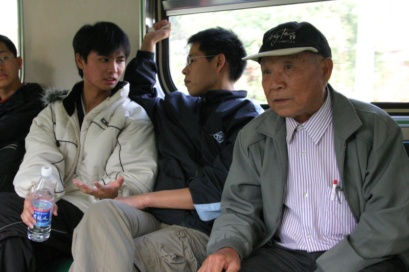 台灣鐵路旅遊攝影電車-區間車交談的旅客2005攝影照片300