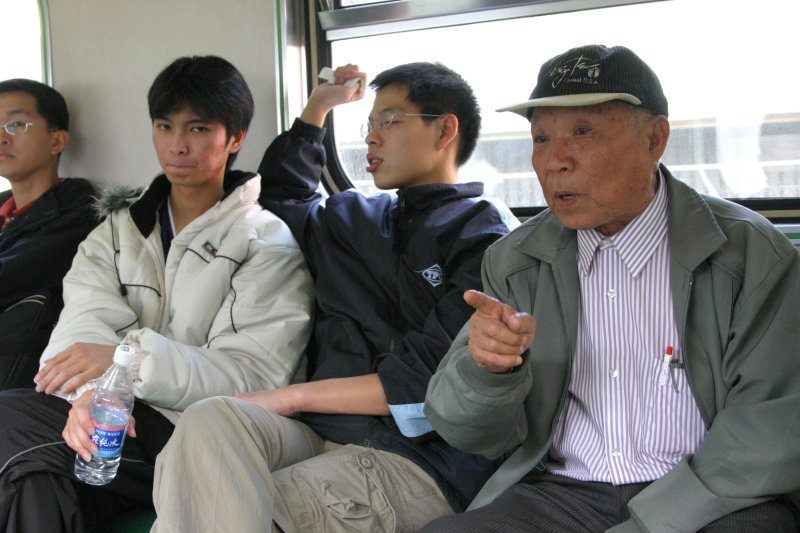 台灣鐵路旅遊攝影電車-區間車交談的旅客2005攝影照片301