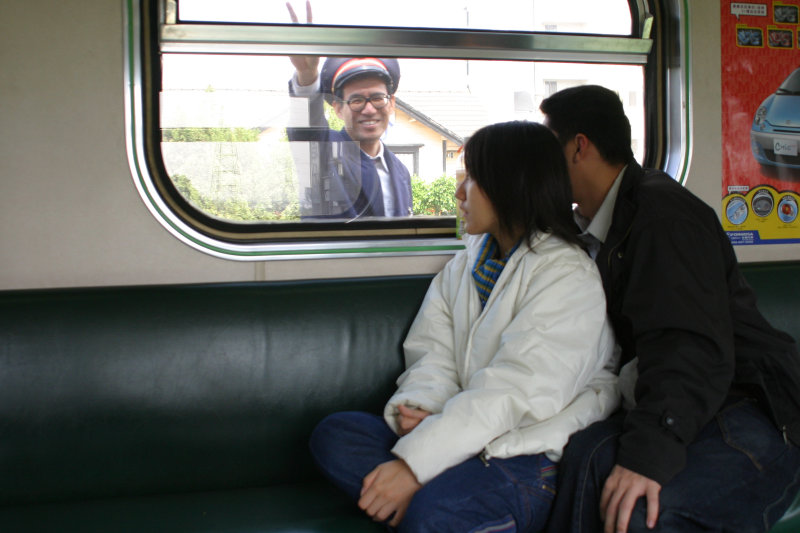 台灣鐵路旅遊攝影電車-區間車交談的旅客2005攝影照片306