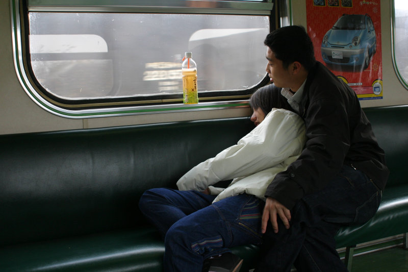 台灣鐵路旅遊攝影電車-區間車交談的旅客2005攝影照片308