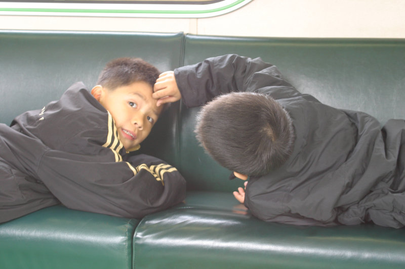 台灣鐵路旅遊攝影電車-區間車交談的旅客2005攝影照片309
