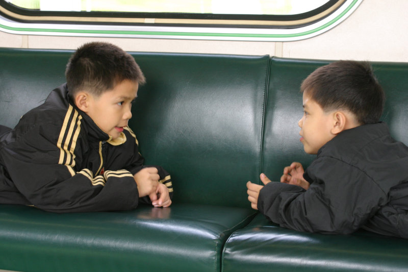台灣鐵路旅遊攝影電車-區間車交談的旅客2005攝影照片312