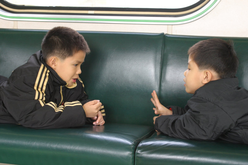 台灣鐵路旅遊攝影電車-區間車交談的旅客2005攝影照片313