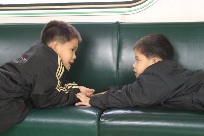 台灣鐵路旅遊攝影電車-區間車交談的旅客2005攝影照片314