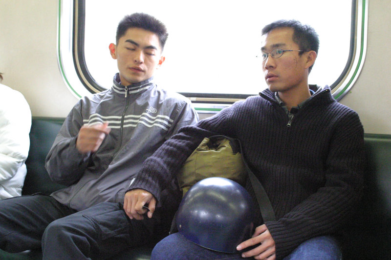 台灣鐵路旅遊攝影電車-區間車交談的旅客2005攝影照片315
