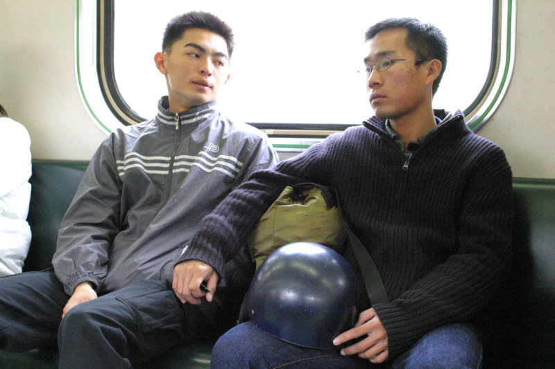 台灣鐵路旅遊攝影電車-區間車交談的旅客2005攝影照片316