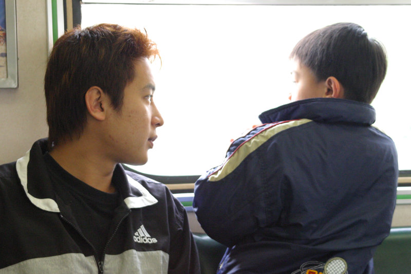 台灣鐵路旅遊攝影電車-區間車交談的旅客2005攝影照片319