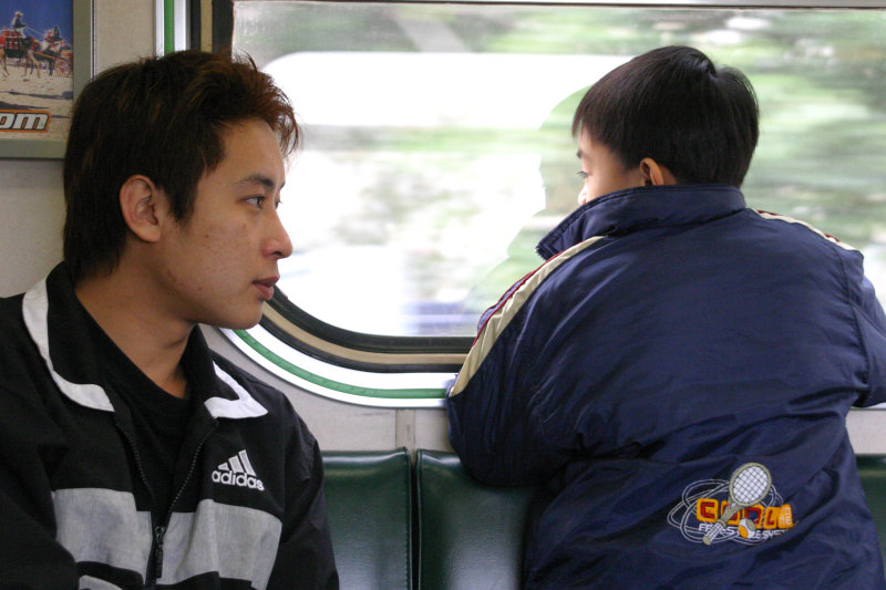 台灣鐵路旅遊攝影電車-區間車交談的旅客2005攝影照片320