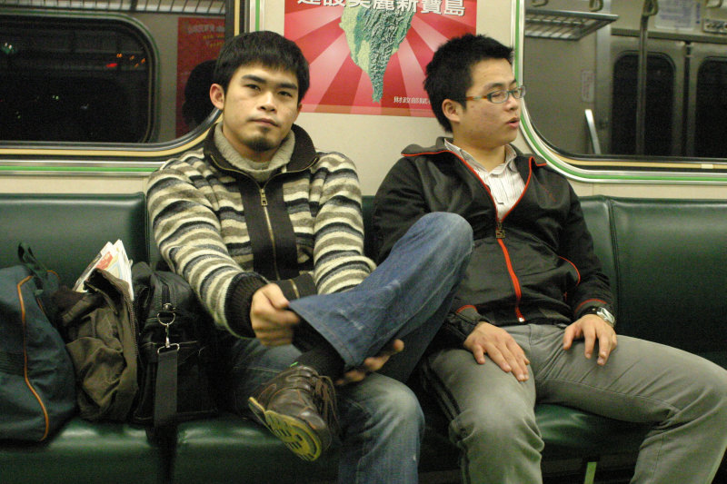 台灣鐵路旅遊攝影電車-區間車交談的旅客2005攝影照片321