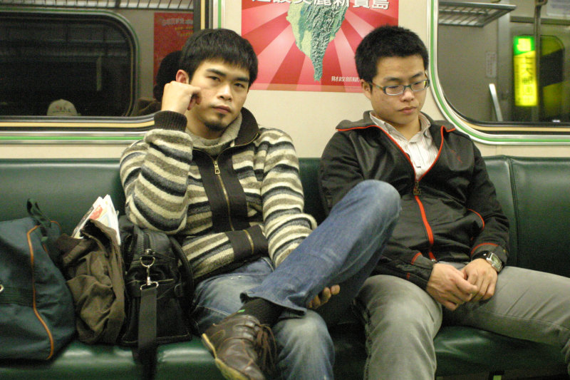 台灣鐵路旅遊攝影電車-區間車交談的旅客2005攝影照片322