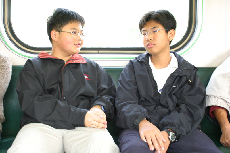 台灣鐵路旅遊攝影電車-區間車交談的旅客2005攝影照片323