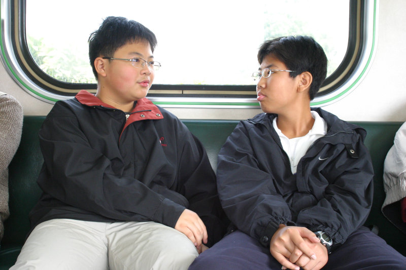 台灣鐵路旅遊攝影電車-區間車交談的旅客2005攝影照片325