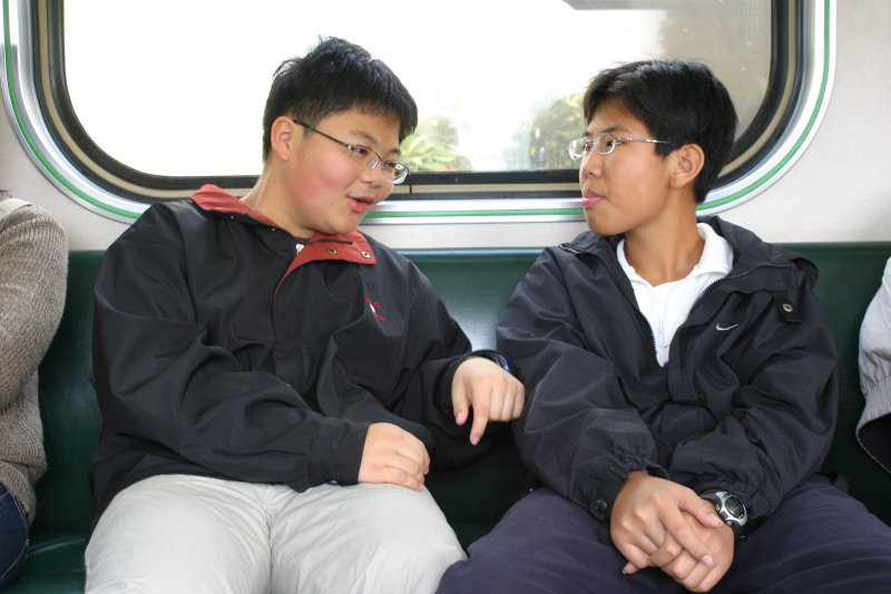 台灣鐵路旅遊攝影電車-區間車交談的旅客2005攝影照片326