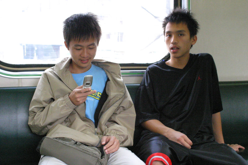 台灣鐵路旅遊攝影電車-區間車交談的旅客2005攝影照片328