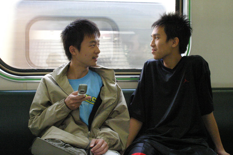 台灣鐵路旅遊攝影電車-區間車交談的旅客2005攝影照片330