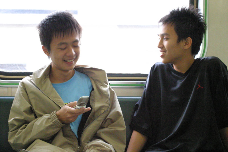 台灣鐵路旅遊攝影電車-區間車交談的旅客2005攝影照片331