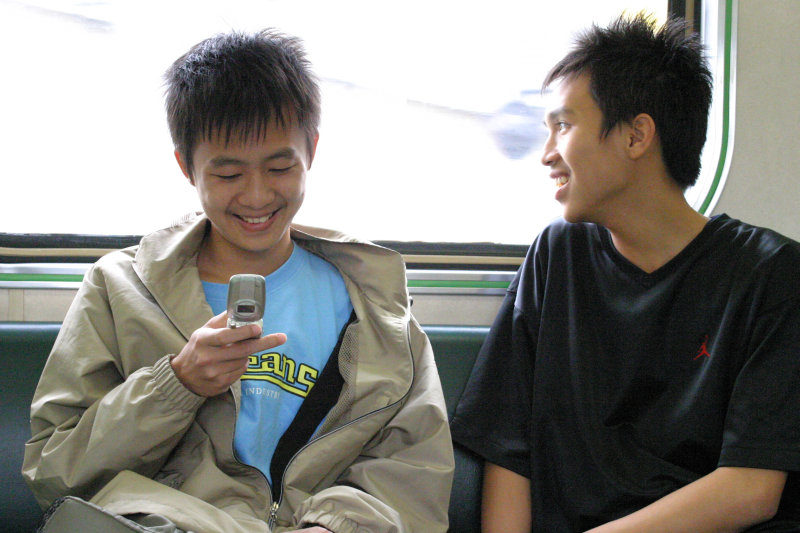 台灣鐵路旅遊攝影電車-區間車交談的旅客2005攝影照片332