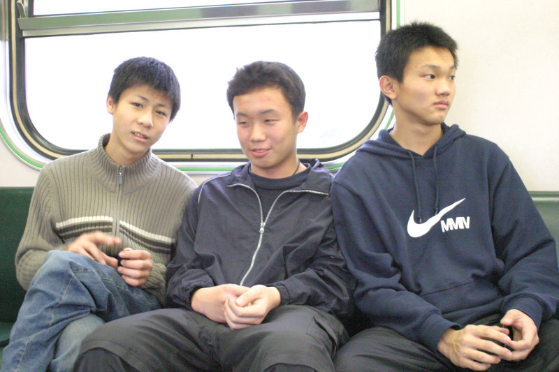 台灣鐵路旅遊攝影電車-區間車交談的旅客2005攝影照片344