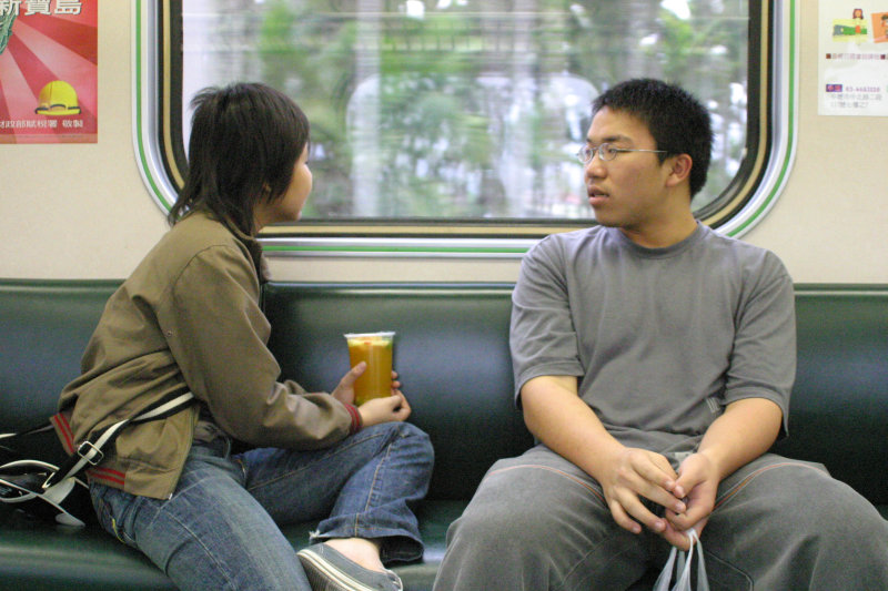 台灣鐵路旅遊攝影電車-區間車交談的旅客2005攝影照片346