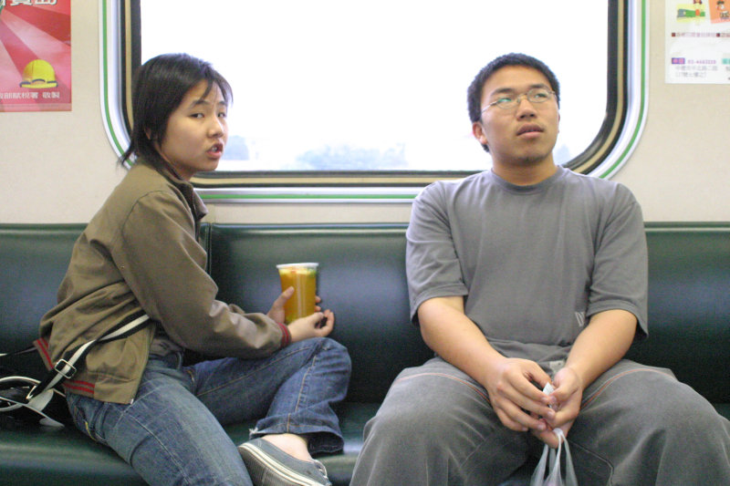 台灣鐵路旅遊攝影電車-區間車交談的旅客2005攝影照片347