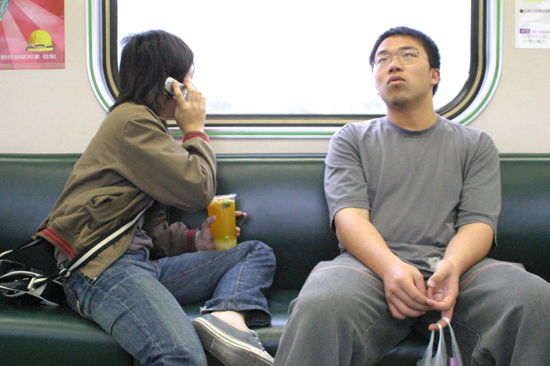 台灣鐵路旅遊攝影電車-區間車交談的旅客2005攝影照片348