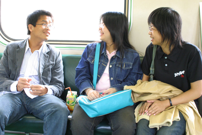台灣鐵路旅遊攝影電車-區間車交談的旅客2005攝影照片349