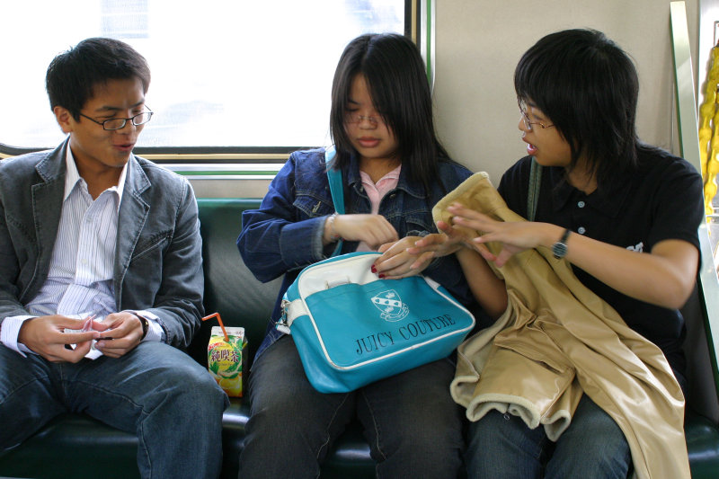台灣鐵路旅遊攝影電車-區間車交談的旅客2005攝影照片350