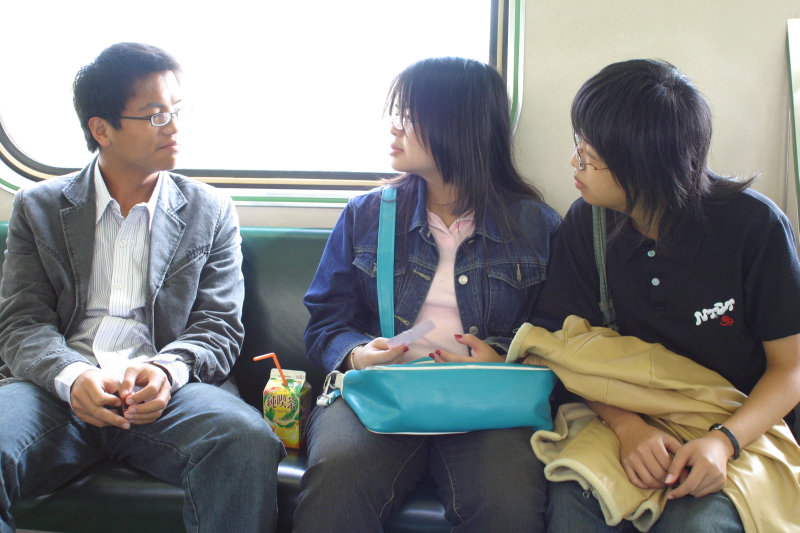 台灣鐵路旅遊攝影電車-區間車交談的旅客2005攝影照片351