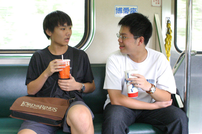 台灣鐵路旅遊攝影電車-區間車交談的旅客2005攝影照片354
