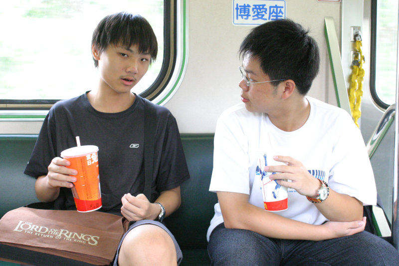 台灣鐵路旅遊攝影電車-區間車交談的旅客2005攝影照片355