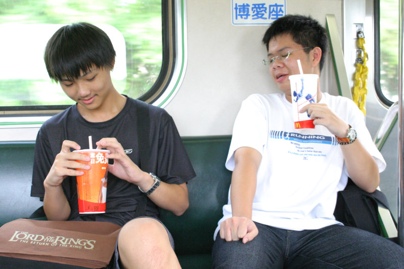 台灣鐵路旅遊攝影電車-區間車交談的旅客2005攝影照片356