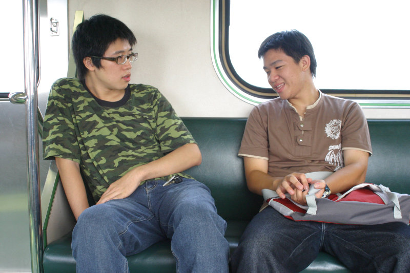 台灣鐵路旅遊攝影電車-區間車交談的旅客2005攝影照片359