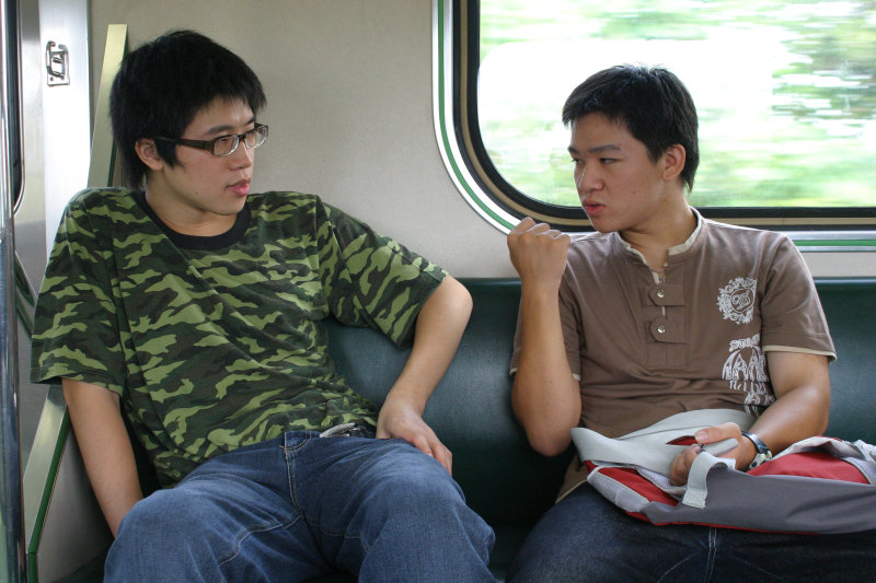 台灣鐵路旅遊攝影電車-區間車交談的旅客2005攝影照片361