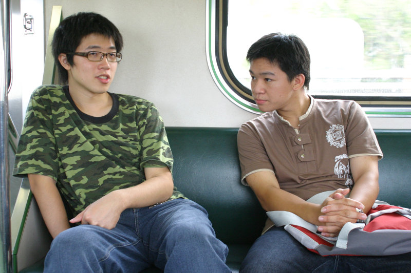 台灣鐵路旅遊攝影電車-區間車交談的旅客2005攝影照片366