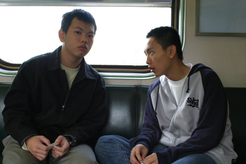 台灣鐵路旅遊攝影電車-區間車交談的旅客2005攝影照片368